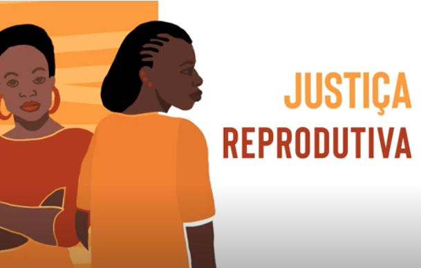 À esquerda há duas mulheres negras vestindo roupas alaranjadas. À direita, lê-se: Justiça Reprodutiva, em laranja e morrom.