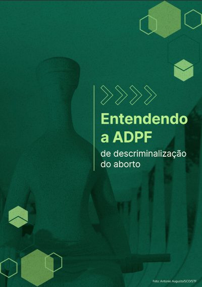 Fundo verde. No meio da página, à direita, em verde claro, lê-se: Entendendo a ADPF de descriminalização do aborto. Ao fundo há uma fotografia da estátua da justiça.