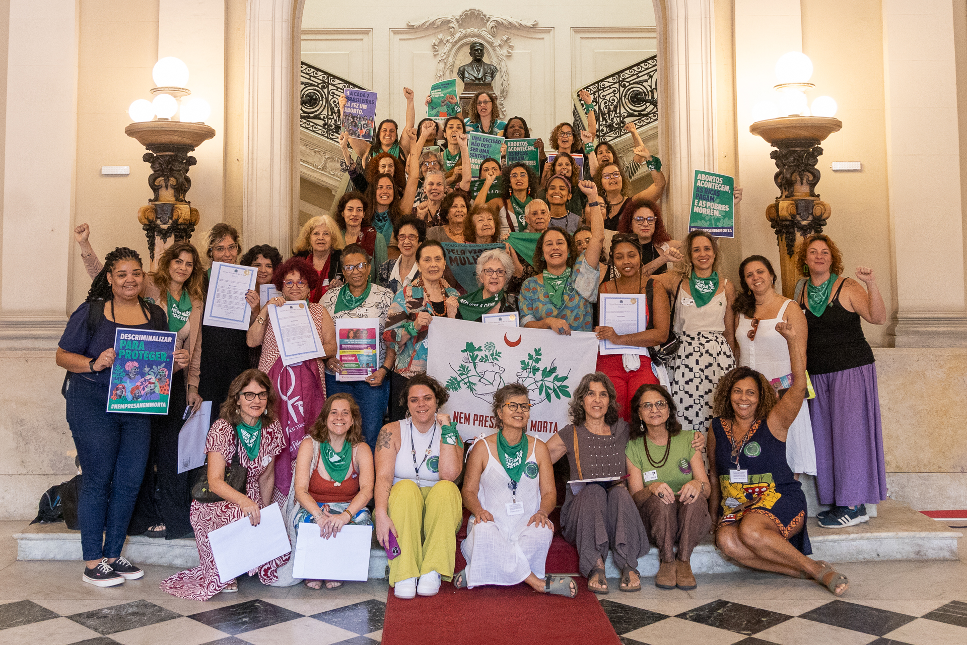 Várias mulheres posam para a foto no hall de entrada da Câmara Municipal do Rio de Janeiro.