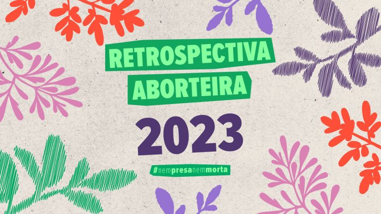 Fundo bege com diversas ilustrações de arrudas em rosa, roxo, vermelho e verde. No centro, diz, em verde e roxo: Retrospectiva Aborteira 2023. Assina Nem Presa Nem Morta.