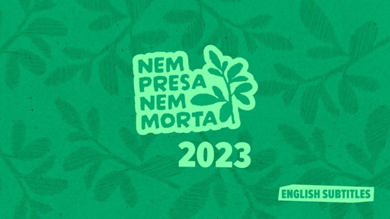 Fundo verde escuro com diversas ilustrações de folhas de arruda sobrepostas. No centro lê-se Nem Presa Nem Morta 2023. Abaixo diz: English Subtitles.