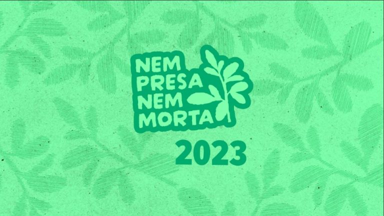 Fundo verde claro com diversas ilustrações de folhas de arruda sobrepostas. No centro lê-se Nem Presa Nem Morta 2023.