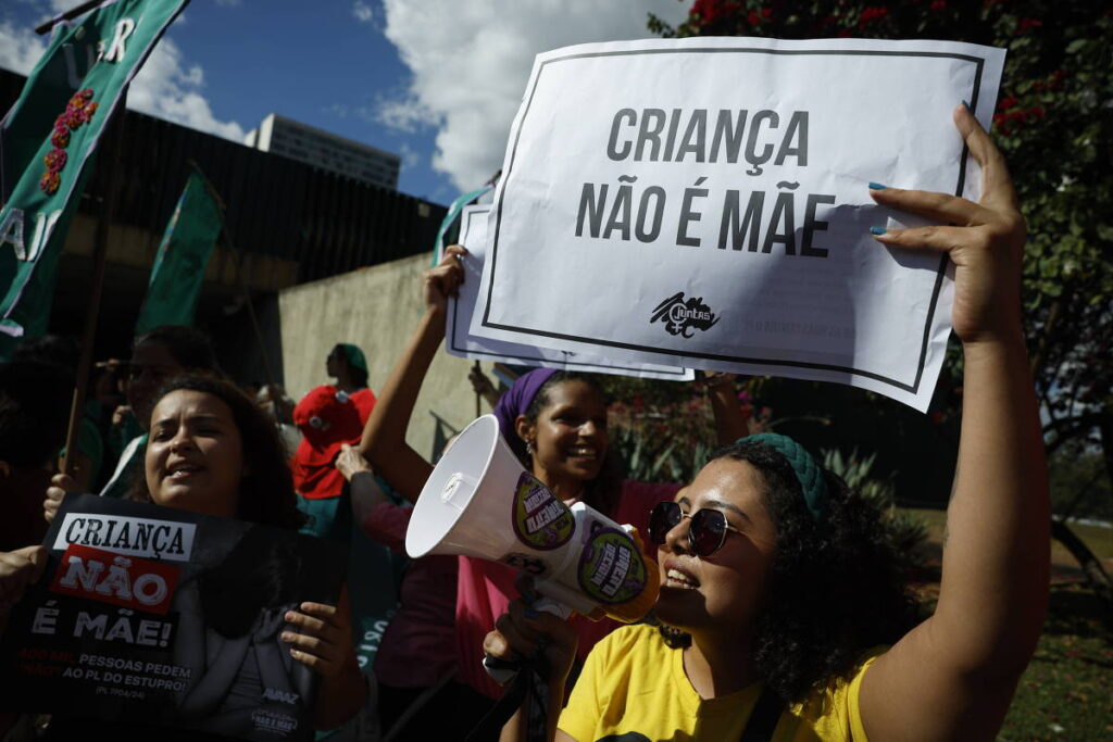 Folha de São Paulo – ONGs brasileiras vão à ONU contra decreto do Senado que dificulta aborto legal em crianças