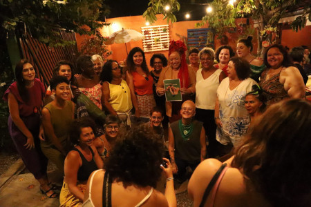 diversas mulheres posam para foto de forma desconstraída.