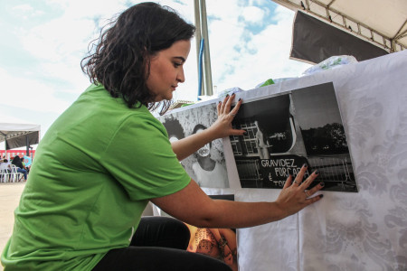 Foto: Chama. Mulher cola cartaz pela legalização do aborto.