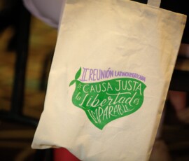 Foto de uma Ecobag, onde se lê, em lilás e roxo: "II Reunión latinoamericana de Causa Justa la Libertad es imparable"