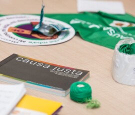 Mesa com diversos materiais de comunicação da Campanha Causa Justa.