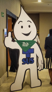 Foto de uma estátua do Zé Gotinha usando o lenço verde da Nem Presa Nem Morta.