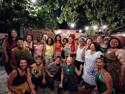 Grupo de mulheres na atividade de encerramento e confraternização.