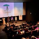 imagem de um cinema com tela apresentando o filme Verde Esperança.