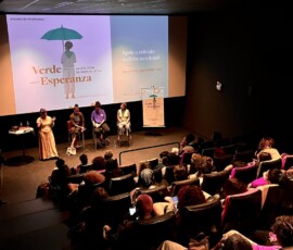 imagem de um cinema com tela apresentando o filme Verde Esperança.