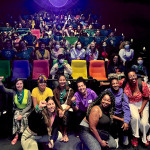 Público em uma sala de cinema. Vê-se bandeiras e lenços verdes espalhados.