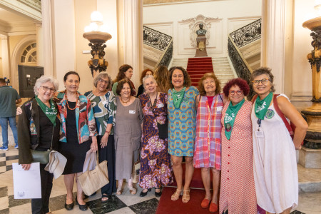 Feministas da Segunda Onda, homenageadas pela vereadora Luciana Boiteux e sua equipe (Foto oficial) Várias mulheres posam para a foto no hall de entrada da Câmara Municipal do Rio de Janeiro.