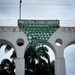 Os Arcos da Lapa, cartão postal do Rio de Janeiro, amanheceram no dia 28 de Setembro emoldurando uma grande banderia confeccionada com lenços verdes da Campanha Nem Presa Nem Morta e uma mensagem uníssona: Aborto legal, seguro e gratuito! Foto: Marina Laiun. Foto dos arcos da lapa, no Rio de janeiro. Há uma faixa verde que diz "Aborto legal, seguro e gratuito. Descriminaliza STF". Abaixo há uma bandeira formada por diversos lenços unidos pelas pontas, que formam um triângulo.