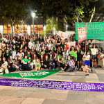 Ativistas de diversas organizações e movimentos participaram, no Dia de Luta pela Descriminalização do Aborto na América Latina e Caribe, do ato no Buraco do Lume, Centro do Rio de Janeiro. Foto: Marina Laiun. Foto de diversas mulheres segurando bandeiras e lenços verdes no Buraco do Lume, no centro do Rio de Janeiro.