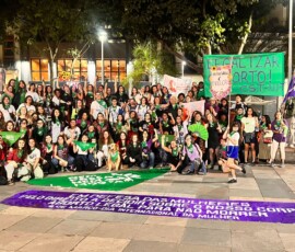 Ativistas de diversas organizações e movimentos participaram, no Dia de Luta pela Descriminalização do Aborto na América Latina e Caribe, do ato no Buraco do Lume, Centro do Rio de Janeiro. Foto: Marina Laiun. Foto de diversas mulheres segurando bandeiras e lenços verdes no Buraco do Lume, no centro do Rio de Janeiro.