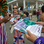 Ativistas parceiras distribuem material na ação coletiva “Carro do Óvulo” Foto: Amara Barroso. Panfletos coloridos são distribuídos em frente ao Museu de Arte do Rio.