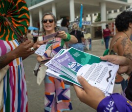 Panfletos coloridos são distribuídos em frente ao Museu de Arte do Rio.