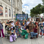 Parceiras celebrando o sucesso do Carro do Òvulo no WOW. Foto: Amara Barroso. Diversas ativistas posam com o carro de som, que está decorado com lenços verdes e cartazes da ação "Carro do Óvulo".