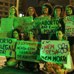 Mulheres expõem cartazes na manifestação do dia 28 de setembro, dia latinoamericano de luta pela descriminalização do aborto. Foto: Daniele Fagundes. Foto: Daniele Fagundes. Oito mulheres seguram cartazes com frases que pedem a descriminalização das mulheres e a legalização do aborto.