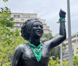 A estátua de Marielle Franco, no Buraco do Lume/ Centro, recebeu um adereço da luta pela legalização do aborto no amanhecer do dia 28 de Setembro. Foto: Marina Laiun. Foto da estátua de Marielle Franco vestindo lenço verde no Buraco do Lume/ Centro do Rio de Janeiro.