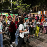 A Batucada Feminista, trajada com camisetas da Campanha Nem Presa Nem Morta, empolgou o ato no Dia de Luta pela Descriminalização do Aborto na América Latina e Caribe no Buraco do Lume, no Centro do Rio de Janeiro. Foto: Kati Tortorelli. Mulheres tocam instrumentos diversos organizadas em filas. Ao fundo há um lenço gigante da campanha nem presa nem morta.
