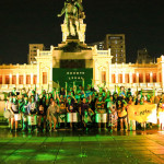 Mulheres, pessoas trans e não-bináries de vários movimentos e organizações participaram sa manifestação do dia 28 de setembro, dia latinoamericano de luta pela descriminalização do aborto. Campanha Nem Presa Nem Morta esteve presente! Foto: Daniele Fagundes. Diversas pessoas com lenços verdes e outros adereços da luta pela legalização do aborto posam para foto em frente a um monumento em praça pública.