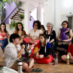 As plenárias do EncontrAço 2023 foram momento para acordos e elaboração de consensos - Foto: Sandra Alves (vagaluzes.filmes) Várias pessoas estão em uma sala com paredes brancas. Algumas sentam-se no chão e outras em cadeiras.