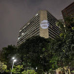 Durante o ato, aconteceu uma ação com projeção de mensagens pela legalização do aborto nos prédios do Centro do Rio de Janeiro. Foto: Kati Tortorelli. Fechada de um prédio recebe uma projeção redonda onde se lê: Aborto Legal.