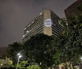 Durante o ato, aconteceu uma ação com projeção de mensagens pela legalização do aborto nos prédios do Centro do Rio de Janeiro. Foto: Kati Tortorelli. Fechada de um prédio recebe uma projeção redonda onde se lê: Aborto Legal.