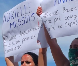 Foto em cole de duas mulheres com cartazes, com o texto: Adrielle Messias - 27 anos assassinada com 5 tiros pelo ex-namorado. Nome não legível - 40 anos, baleada e morta pelo colega do Cefet-RJ.