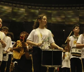 Foto de crianças com instrumentos no plenário da Câmara Federal.